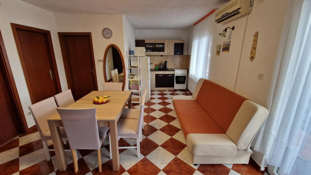 Apartments With A Parking Space Mavarstica, Ciovo - 12435 トロギール エクステリア 写真